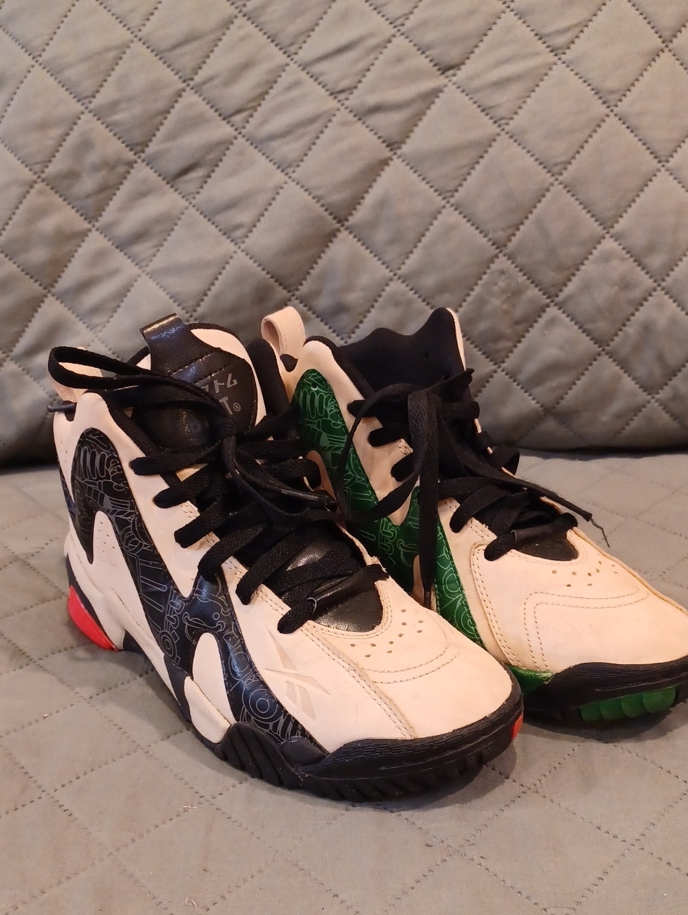Reebox Mens White and Black High-Top Athletic Shoes with Green Accent Sz 8